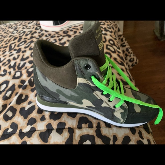 Camouflage wedge sneaker. - Picture 4 of 4